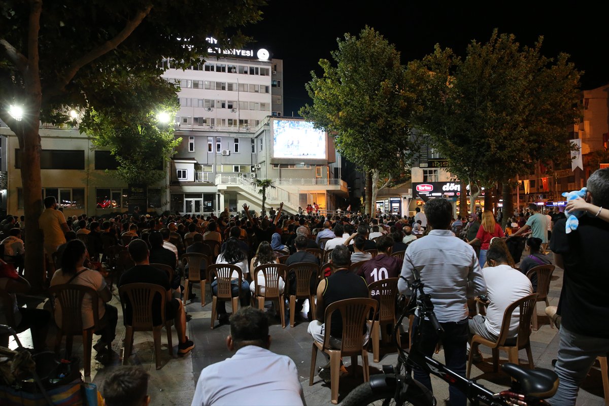 Türkiye ve Almanya karşılaşmasına vatandaşlardan yoğun ilgi