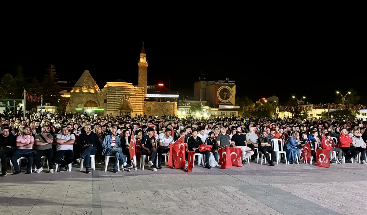 Türkiye ve Almanya karşılaşmasına vatandaşlardan yoğun ilgi
