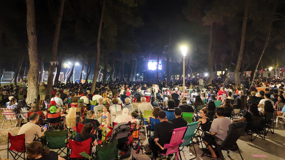 Türkiye ve Almanya karşılaşmasına vatandaşlardan yoğun ilgi