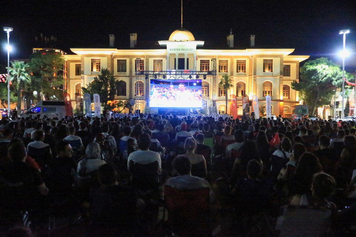 Türkiye ve Almanya karşılaşmasına vatandaşlardan yoğun ilgi