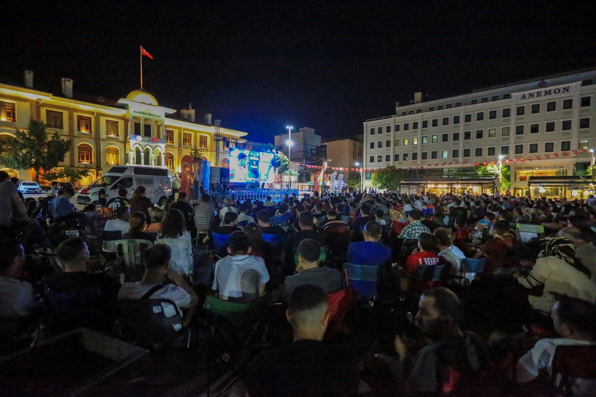 Türkiye ve Almanya karşılaşmasına vatandaşlardan yoğun ilgi