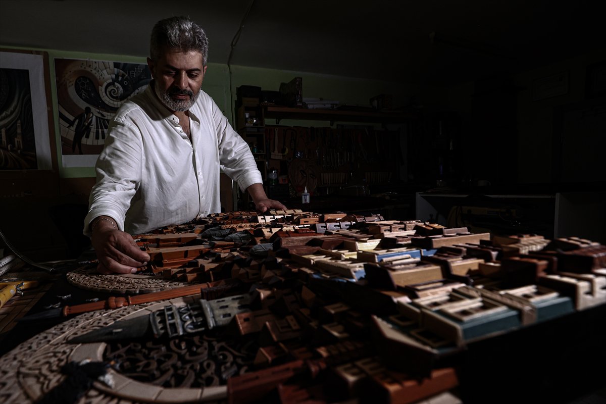 Türk usta, 'Neva' sanatıyla 3 boyutlu ahşap eserler üretiyor