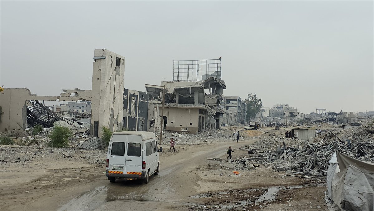 Gazze'de yıkım devam ediyor: Beni Suheyla'da siviller enkazda umut arıyor