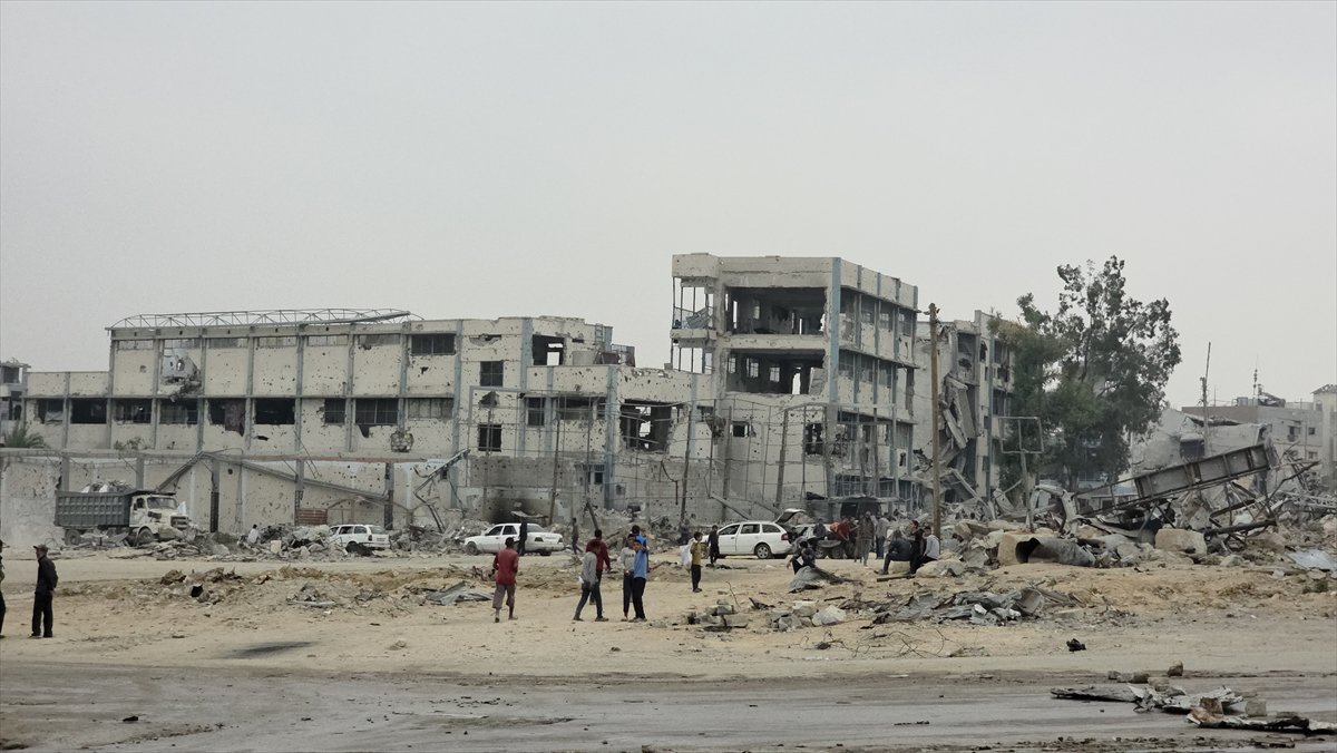 Gazze'de yıkım devam ediyor: Beni Suheyla'da siviller enkazda umut arıyor