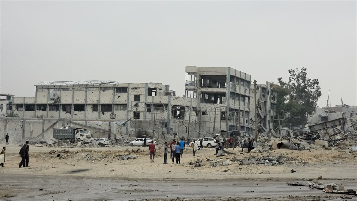 Gazze'de yıkım devam ediyor: Beni Suheyla'da siviller enkazda umut arıyor