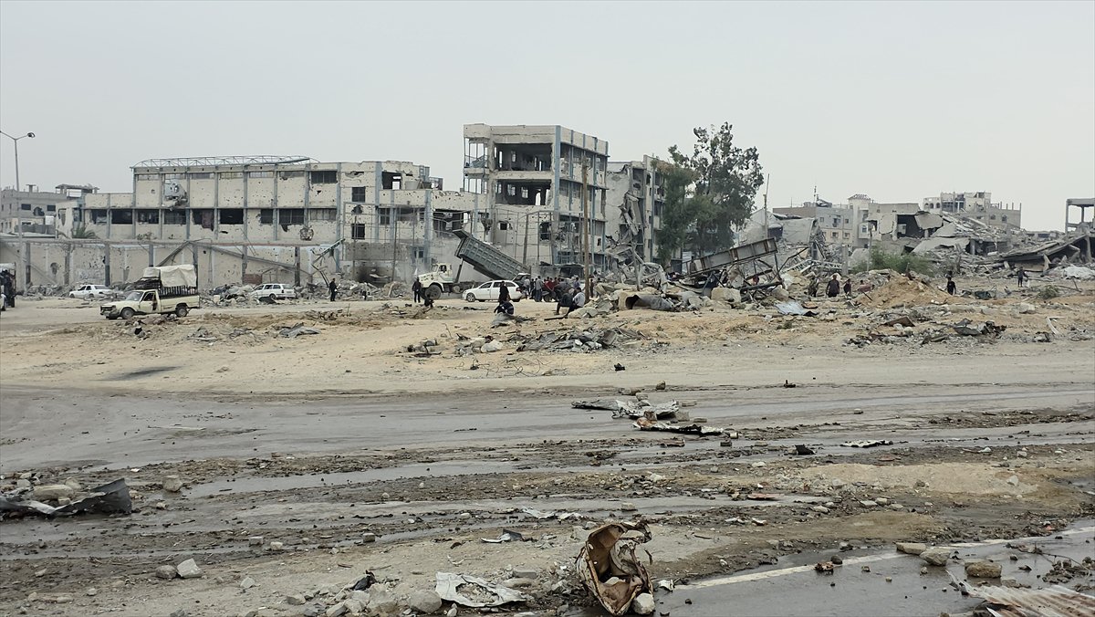 Gazze'de yıkım devam ediyor: Beni Suheyla'da siviller enkazda umut arıyor