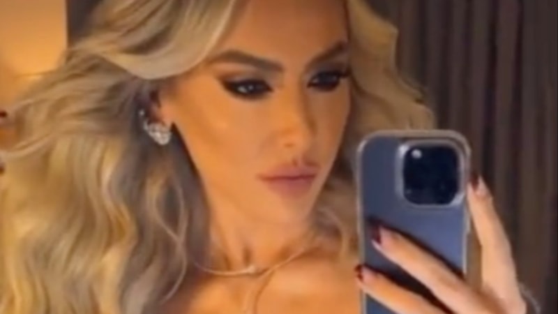 Hadise'den yılbaşı özel pozu