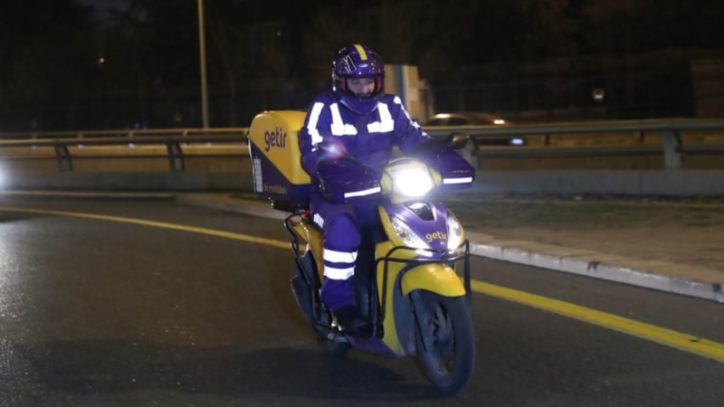 Mustafa Varank yeni yıla kurye olarak girdi 