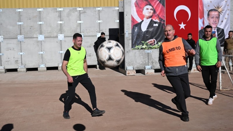 Süleyman Soylu, Şırnak'ta jandarmalarla futbol oynadı