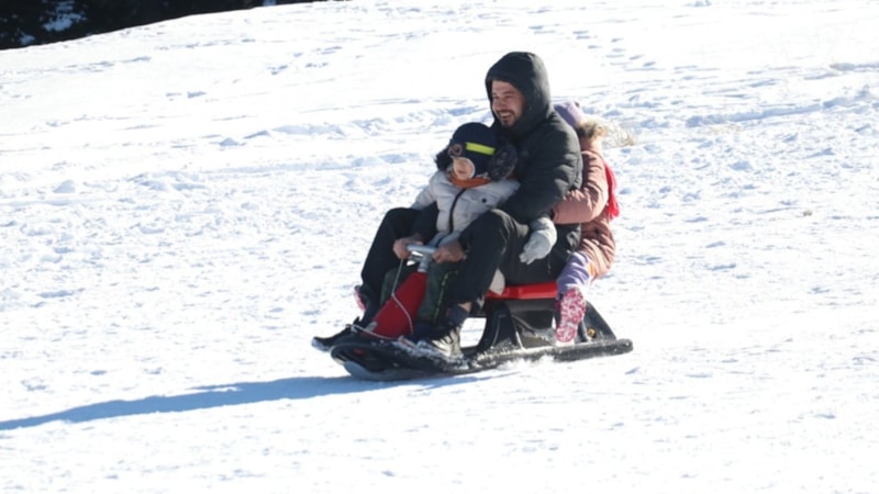 Ilgaz Dağı'nda vatandaşlar yeni yılın ilk gününde kızaklarıyla eğlendi