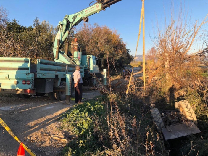 Antalya'da devrilen traktörün altında kalan sürücü hayatını kaybetti