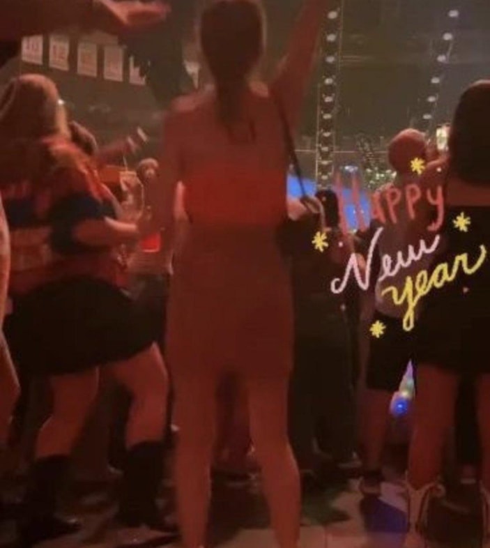 Beren Saat'in çılgın yılbaşı dansı