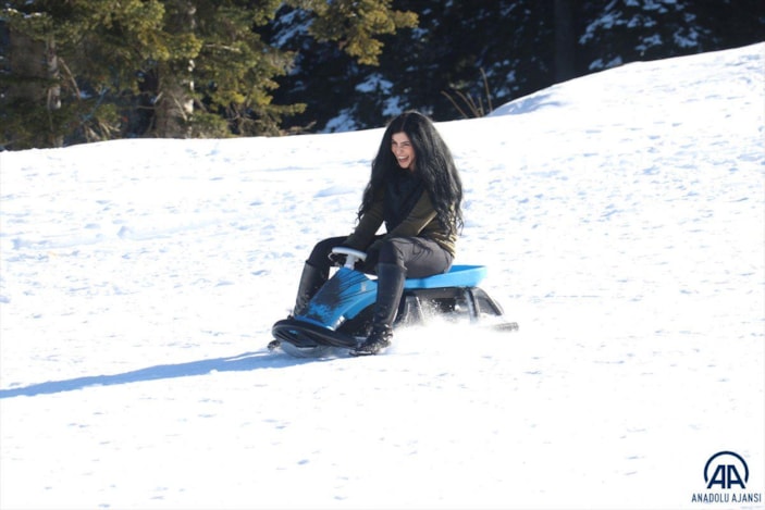 Ilgaz Dağı'nda vatandaşlar yeni yılın ilk gününde kızaklarıyla eğlendi