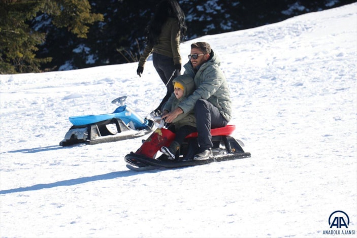 Ilgaz Dağı'nda vatandaşlar yeni yılın ilk gününde kızaklarıyla eğlendi