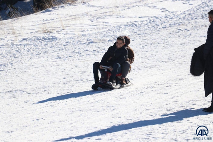Ilgaz Dağı'nda vatandaşlar yeni yılın ilk gününde kızaklarıyla eğlendi
