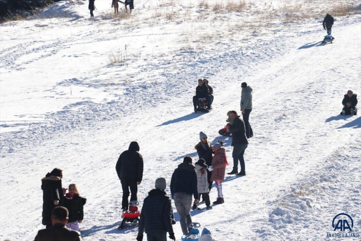 Ilgaz Dağı'nda vatandaşlar yeni yılın ilk gününde kızaklarıyla eğlendi