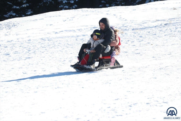 Ilgaz Dağı'nda vatandaşlar yeni yılın ilk gününde kızaklarıyla eğlendi