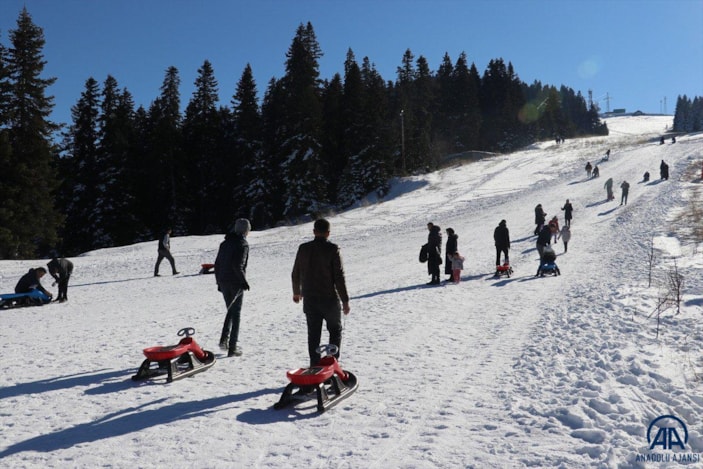 Ilgaz Dağı'nda vatandaşlar yeni yılın ilk gününde kızaklarıyla eğlendi