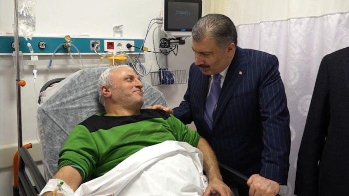 Fahrettin Koca, yeni yılı hastane ziyaretiyle karşıladı