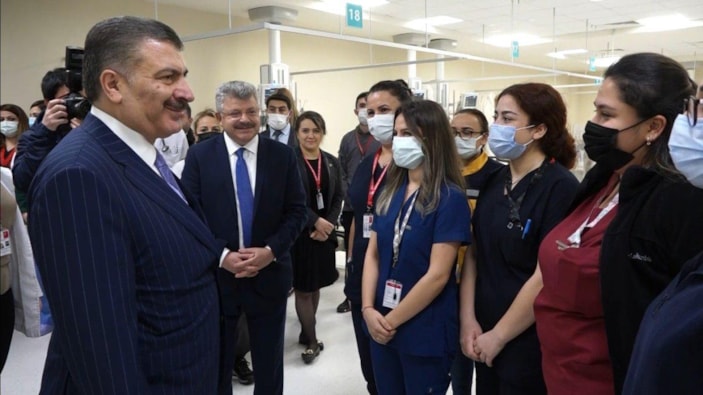 Fahrettin Koca, yeni yılı hastane ziyaretiyle karşıladı