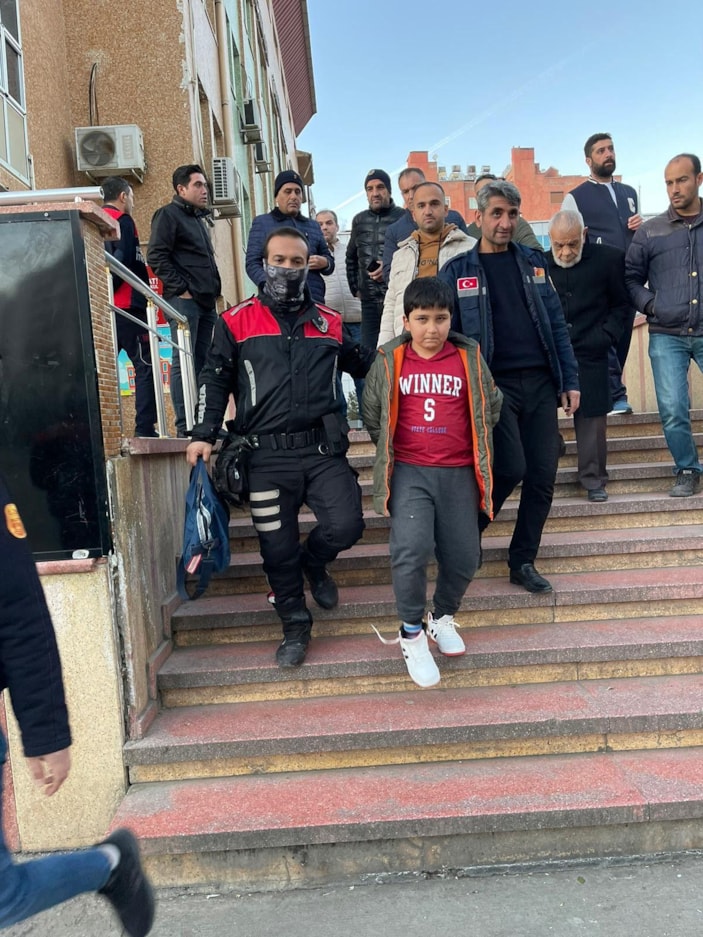 Siirt'te okulda unutulan öğrenciyi itfaiye ekipleri kurtardı -2