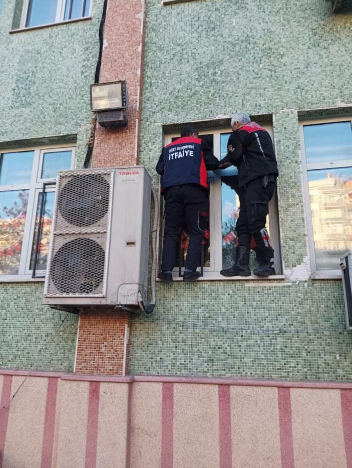 Siirt'te okulda unutulan öğrenciyi itfaiye ekipleri kurtardı -1