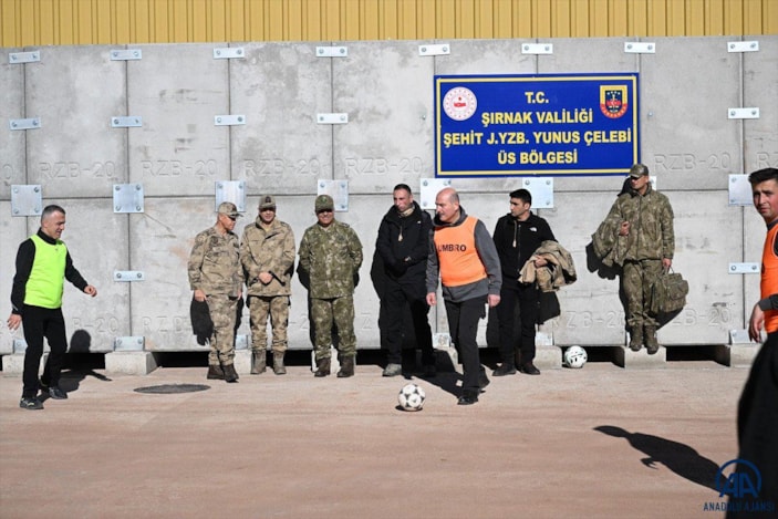 Süleyman Soylu, Şırnak'ta jandarmalarla futbol oynadı