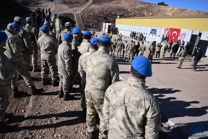 Süleyman Soylu, Şırnak'ta jandarmalarla futbol oynadı