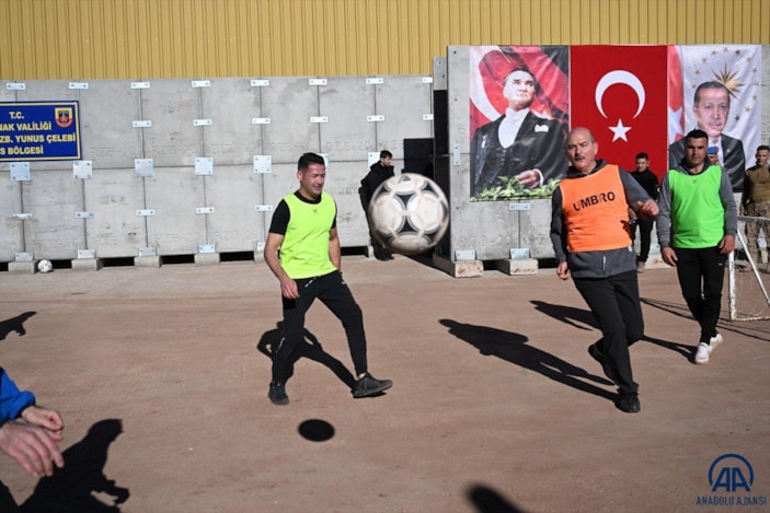 Süleyman Soylu, Şırnak'ta jandarmalarla futbol oynadı
