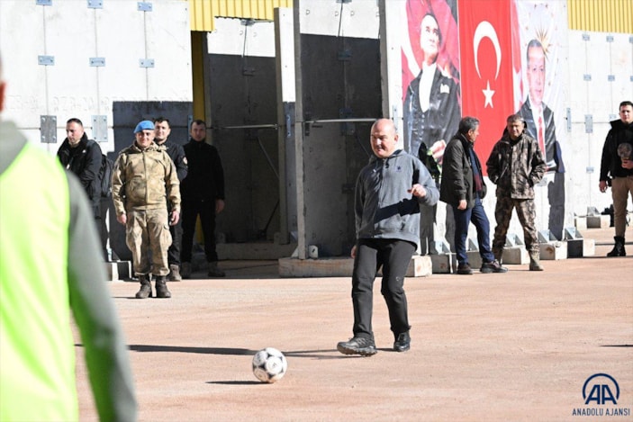 Süleyman Soylu, Şırnak'ta jandarmalarla futbol oynadı
