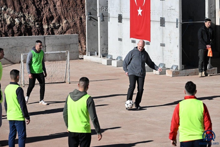 Süleyman Soylu, Şırnak'ta jandarmalarla futbol oynadı