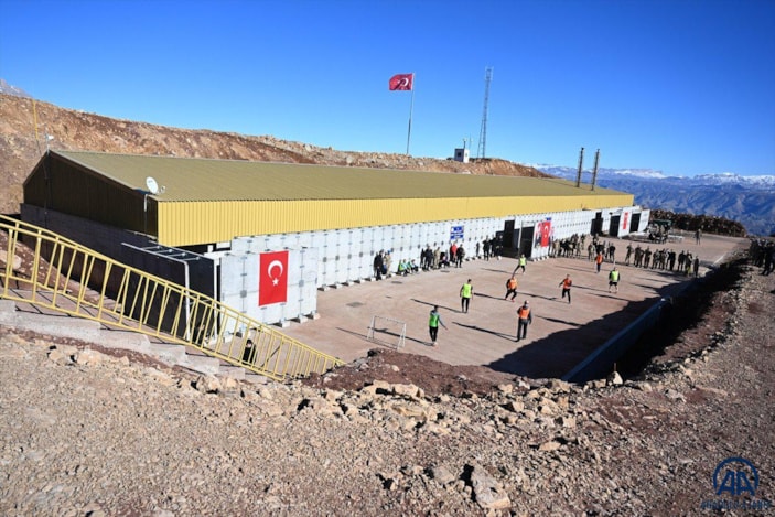 Süleyman Soylu, Şırnak'ta jandarmalarla futbol oynadı