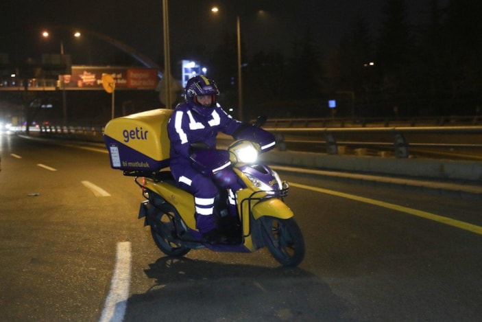 Mustafa Varank yeni yıla kurye olarak girdi 