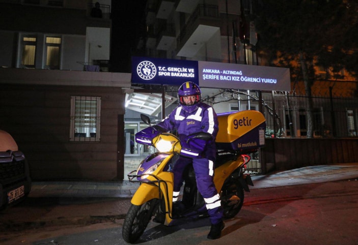 Mustafa Varank yeni yıla kurye olarak girdi 