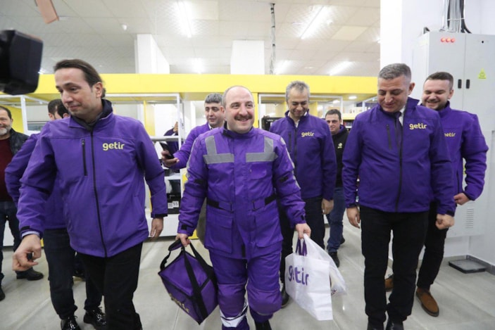 Mustafa Varank yeni yıla kurye olarak girdi 