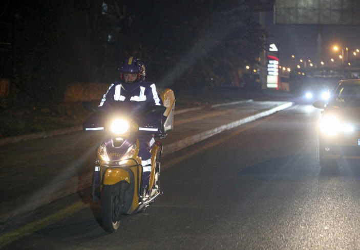 Mustafa Varank yeni yıla kurye olarak girdi 