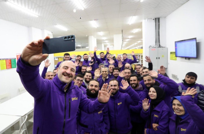 Mustafa Varank yeni yıla kurye olarak girdi 