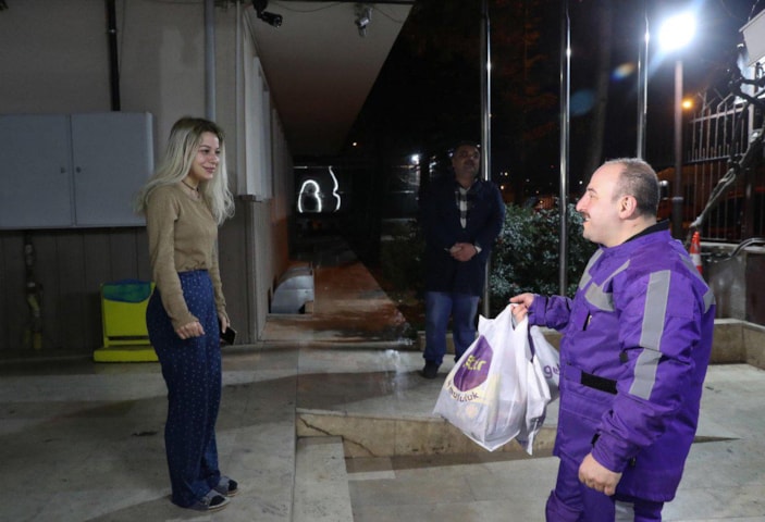 Mustafa Varank yeni yıla kurye olarak girdi 