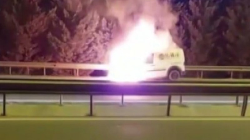 Kocaeli'de hafif ticari araç alev topuna döndü