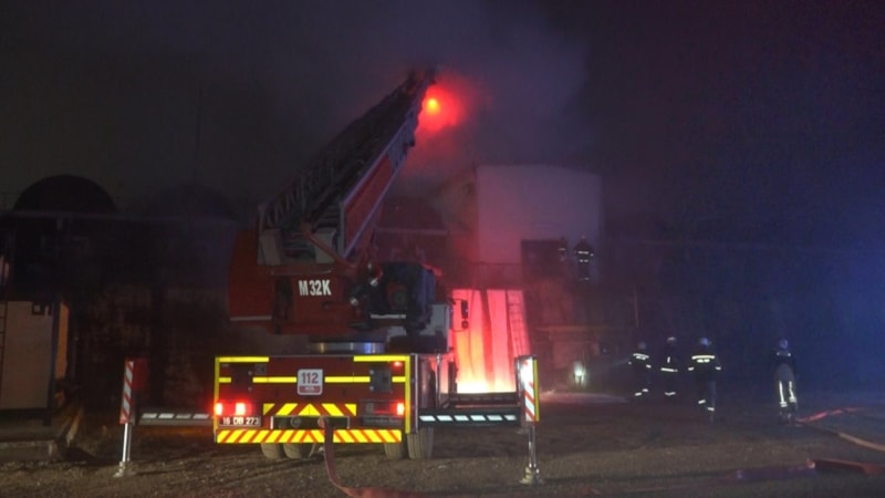 Bursa'da zift deposu alev alev yandı