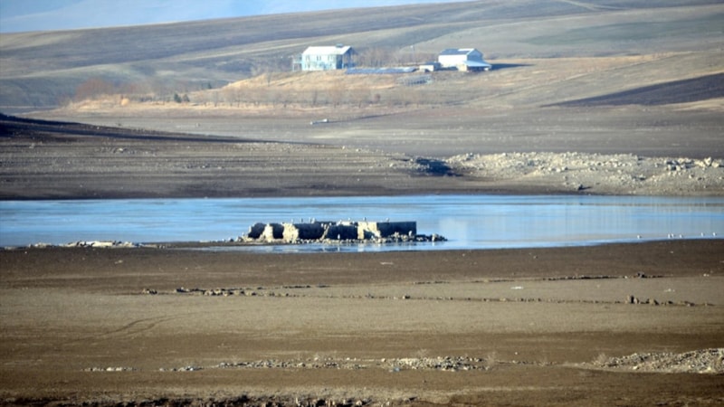 Muş'ta Alparslan-1 Barajı'nın su seviyesindeki düşüş devam ediyor