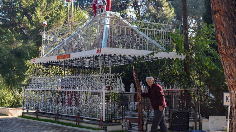 Antalya'da eşinin mezarını türbeye çevirip kaçak elektrik bağlattı