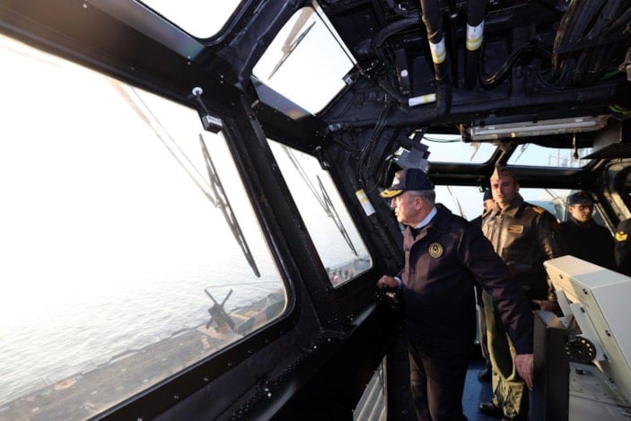 Hulusi Akar, Türkiye'nin en büyük savaş gemisini inceledi