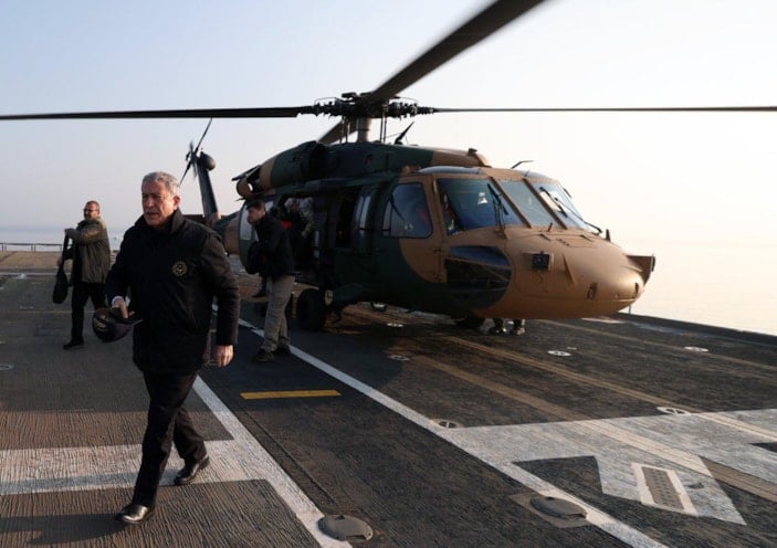 Hulusi Akar, Türkiye'nin en büyük savaş gemisini inceledi