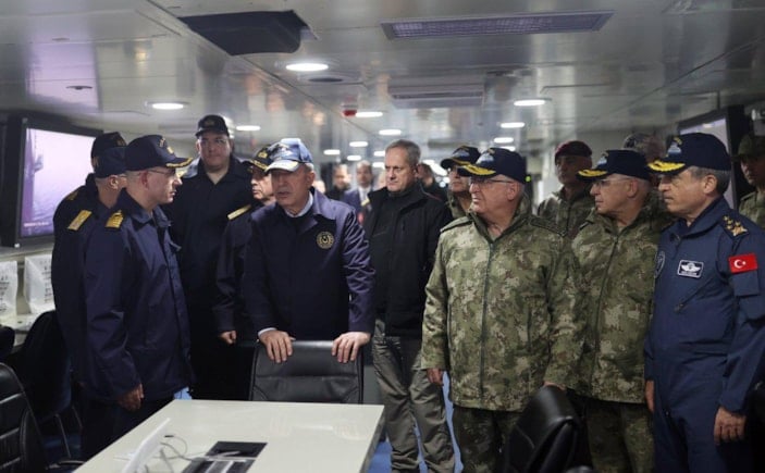 Hulusi Akar, Türkiye'nin en büyük savaş gemisini inceledi