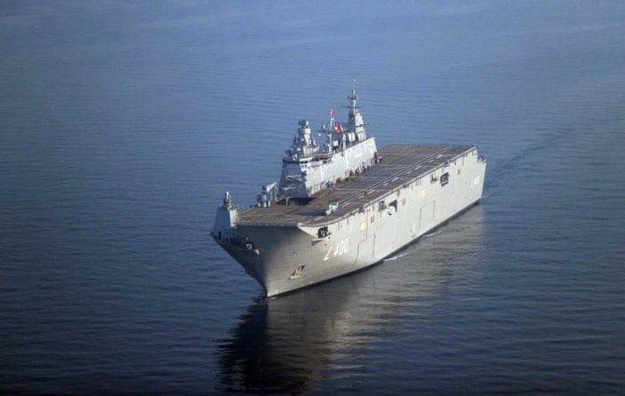 Hulusi Akar, Türkiye'nin en büyük savaş gemisini inceledi