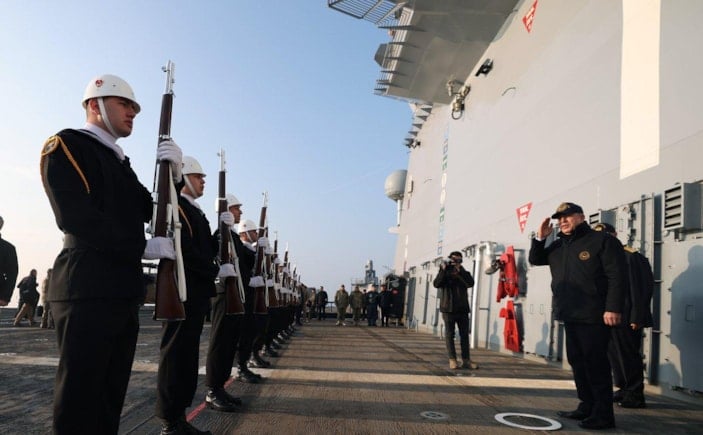 Hulusi Akar, Türkiye'nin en büyük savaş gemisini inceledi