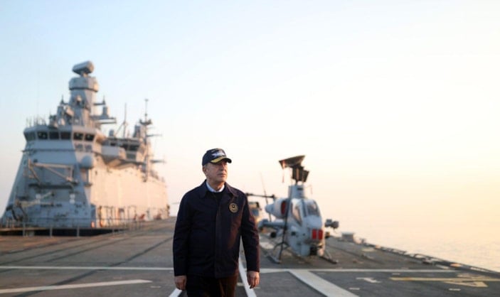 Hulusi Akar, Türkiye'nin en büyük savaş gemisini inceledi