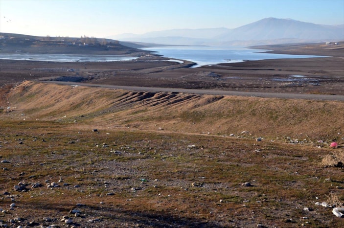 Muş'ta Alparslan-1 Barajı'nın su seviyesindeki düşüş devam ediyor