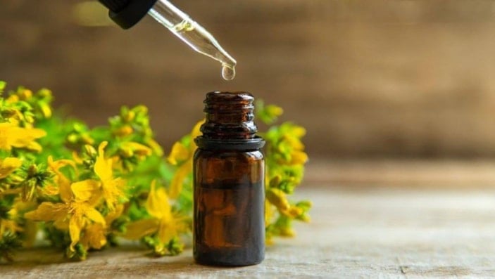 Sarı kantaron, dağ kekiği ve zeytinyağı! Diz ağrılarının kökünü kurutacak!